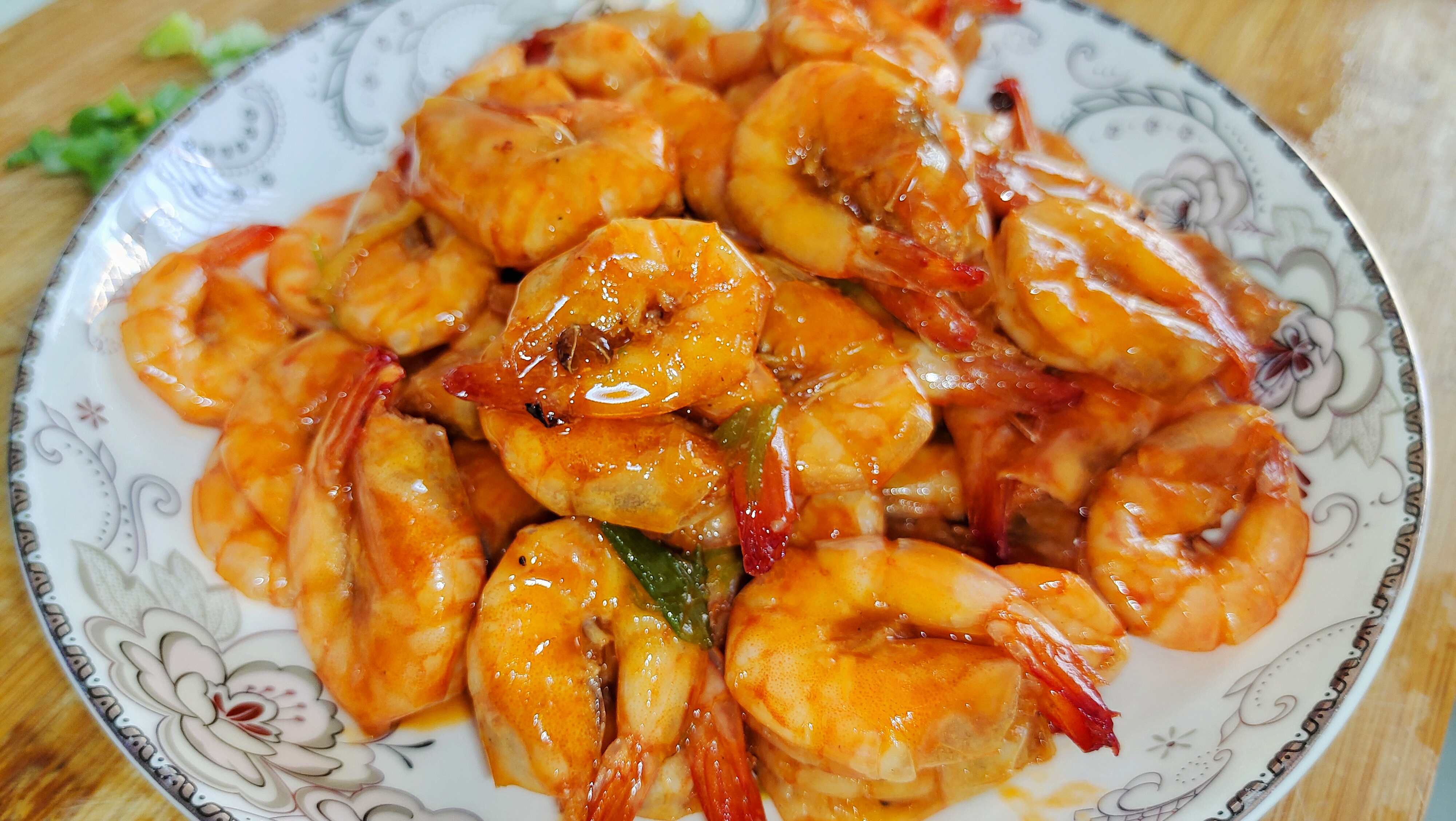 做油燜大蝦，很多人會做錯3步，難怪油不紅殼不脆，照此做才正宗