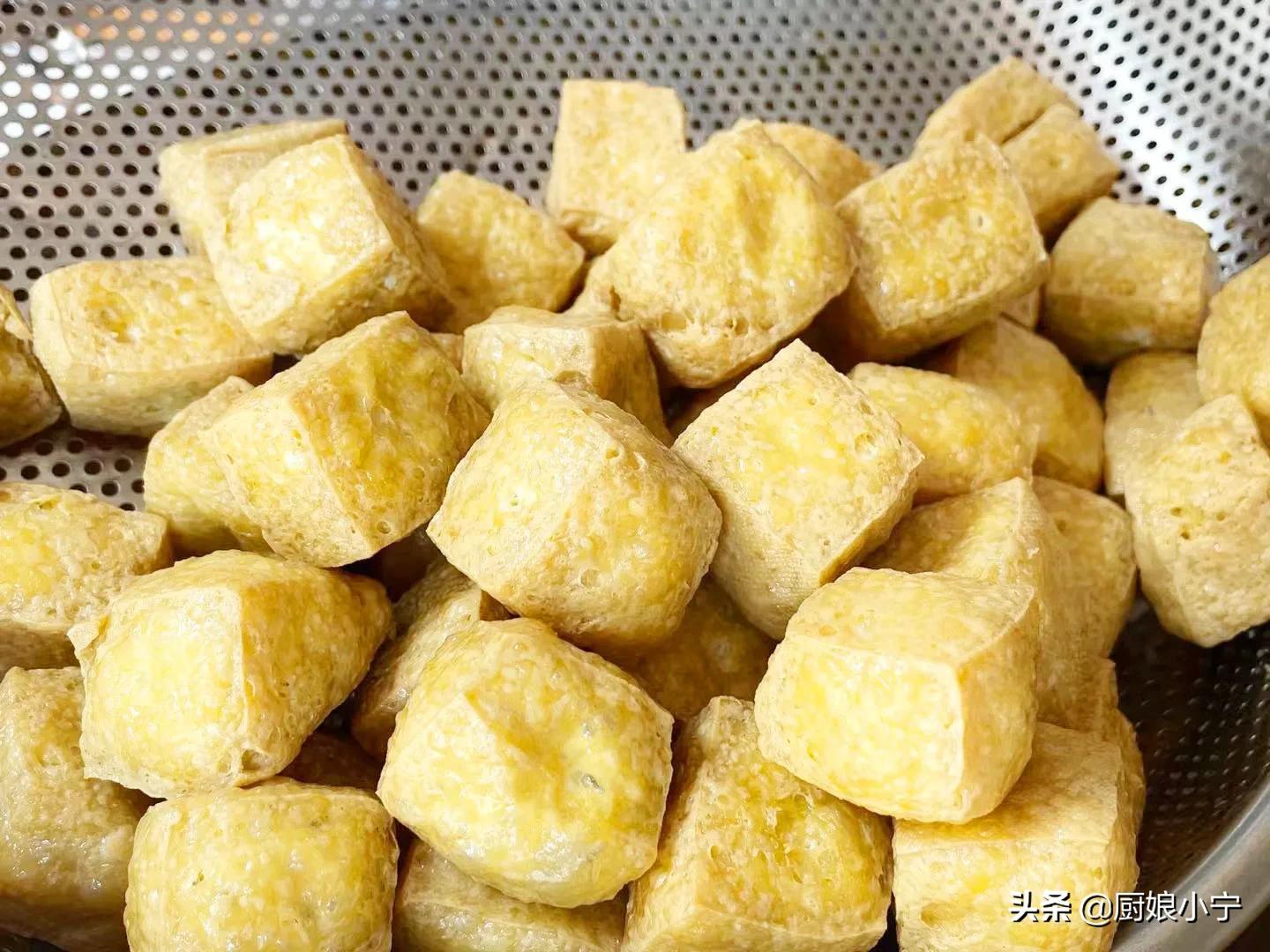 炸油豆腐裹麵粉還是蛋液？ 都不對！ 這樣做金黃起泡，上桌搶著吃