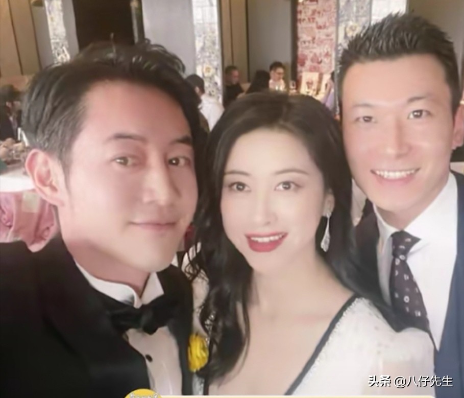 演员朱珠大婚,现场拿着手卡表白,这也要念台