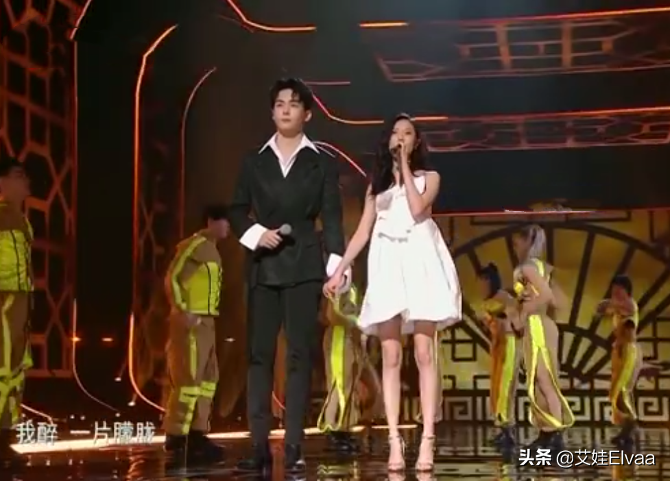 陈钰琪与“张无忌”曾舜晞同框唱歌，穿吊带裙美成焦点，看服我了
