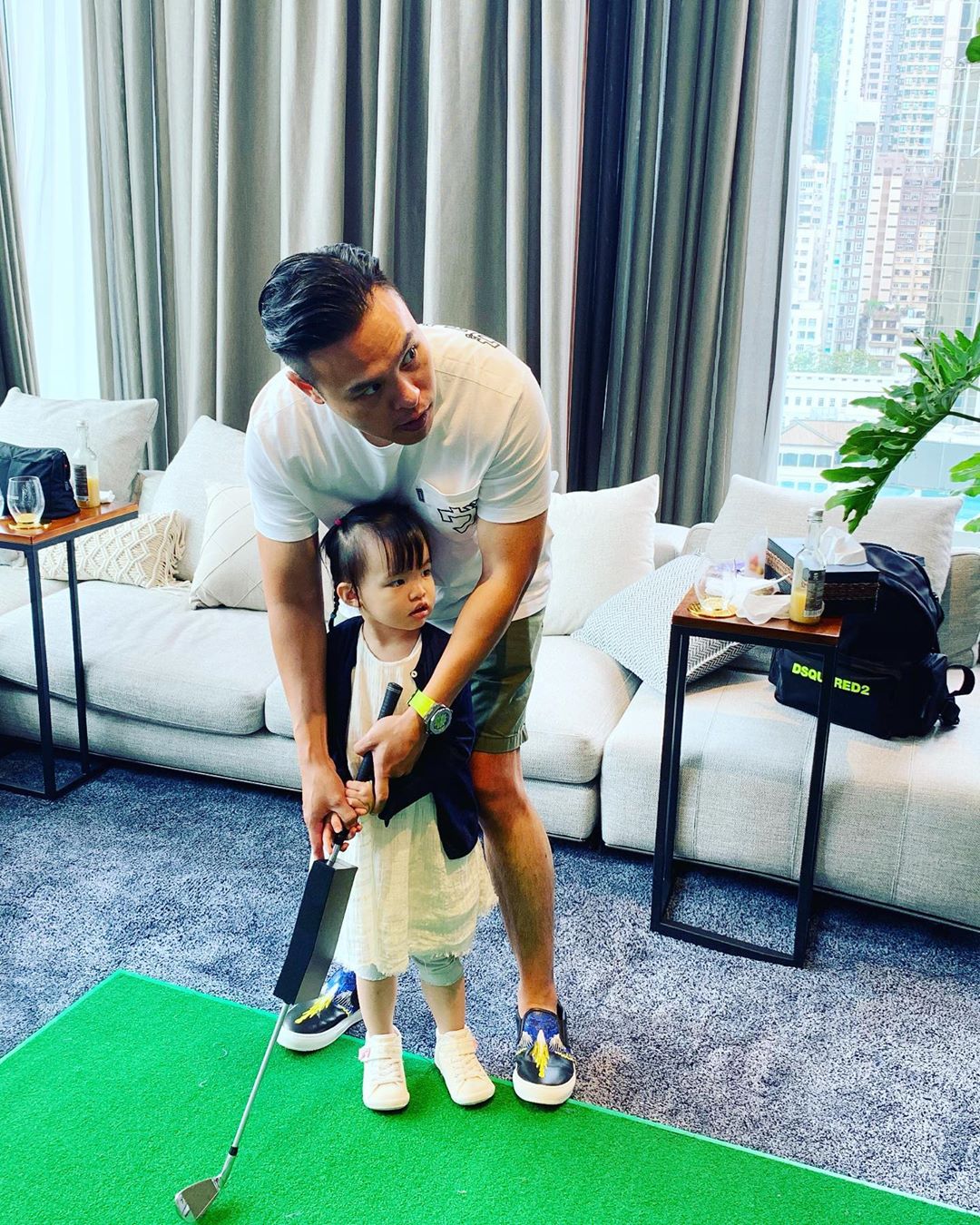 熊黛林晒亲子时光，夫妻带女儿在家打高尔夫，网友却聚焦豪宅面积