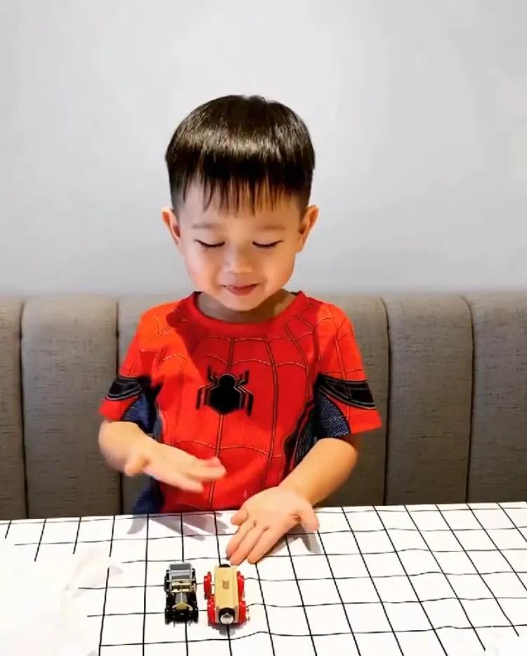 胡杏兒大兒子表演變魔術，奕霆台詞動作到位，頗有魔術師範兒