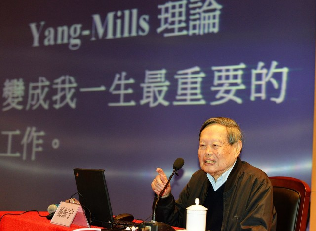主持人问杨振宁：百年之后，是否允许翁帆改嫁？翁帆听后有点生气