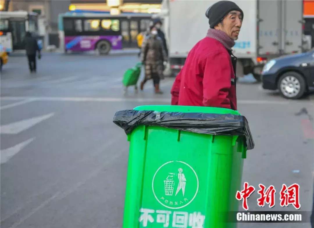 保洁员大爷30年资助40余贫困学子,为做慈善卖掉自家住房