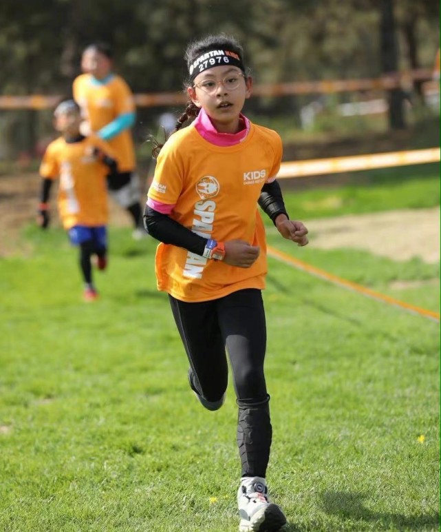 諾一跟霓娜參加障礙賽，劉燁曬照稱名次不重要卻驕傲曝女兒得第一