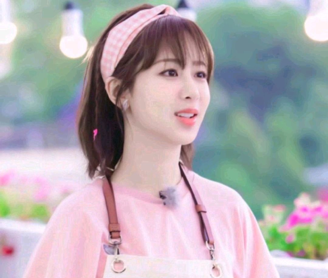 The plastic face without the filter is terrible. 30yearold Yang Zi