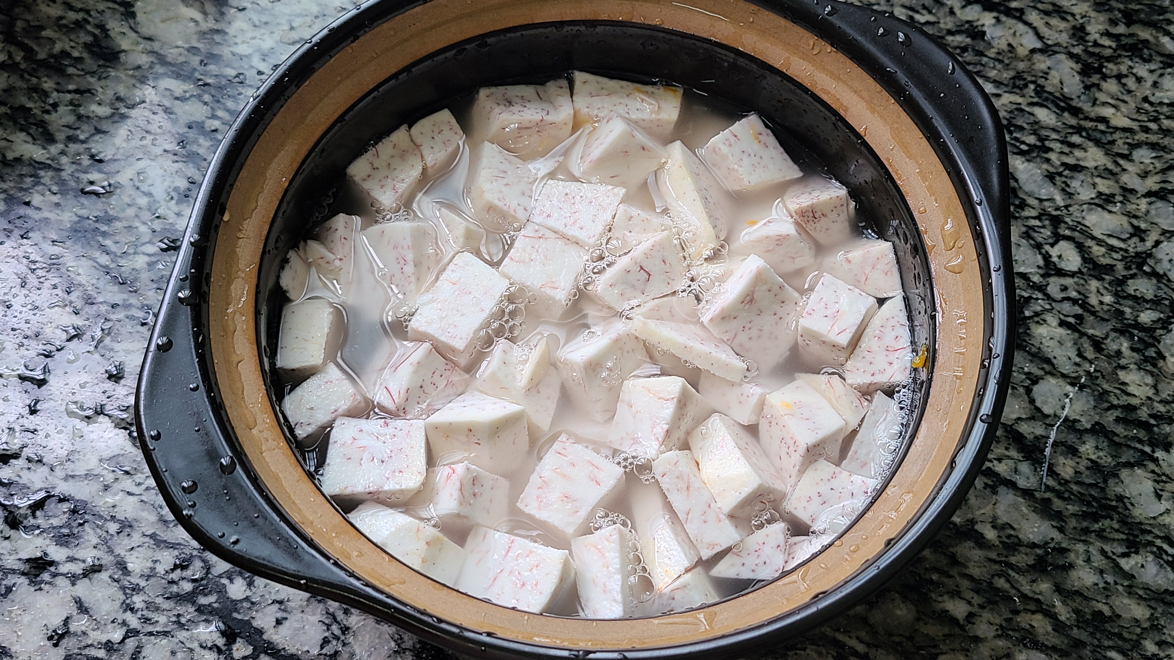 天氣越來越熱，教你一道廣東很好吃的南瓜香芋煲，又濃又香