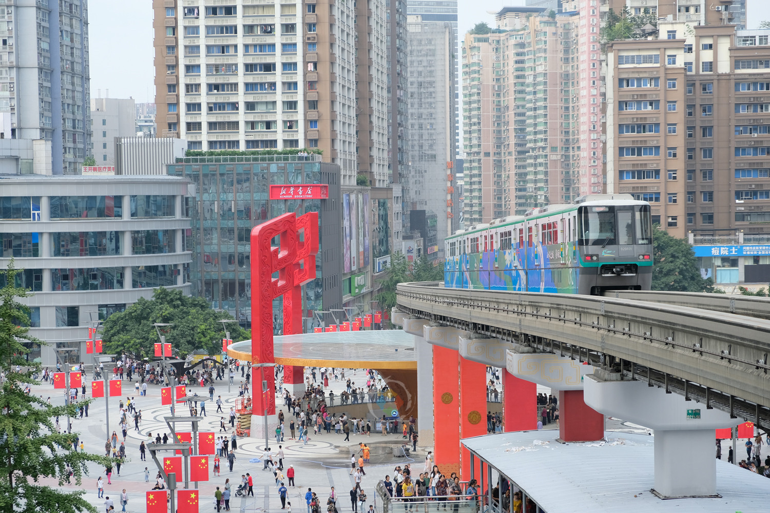 “轻轨”毁坏重庆形象？15年过去了，官方终于下定决心改成单轨