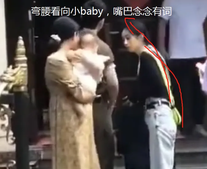 赵丽颖录节目却遇到小baby，看清她下意识动作，当妈的都懂