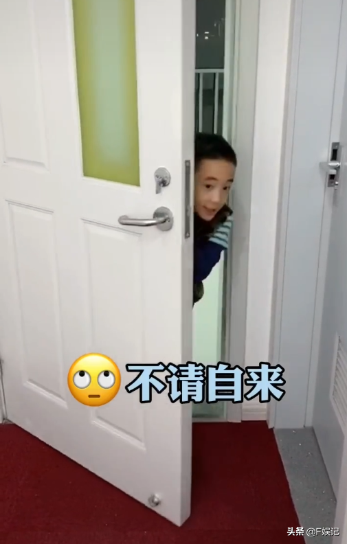 應采兒被兒子小小春嫌棄簽名照網友卻大贊兒子翻白眼像足媽媽