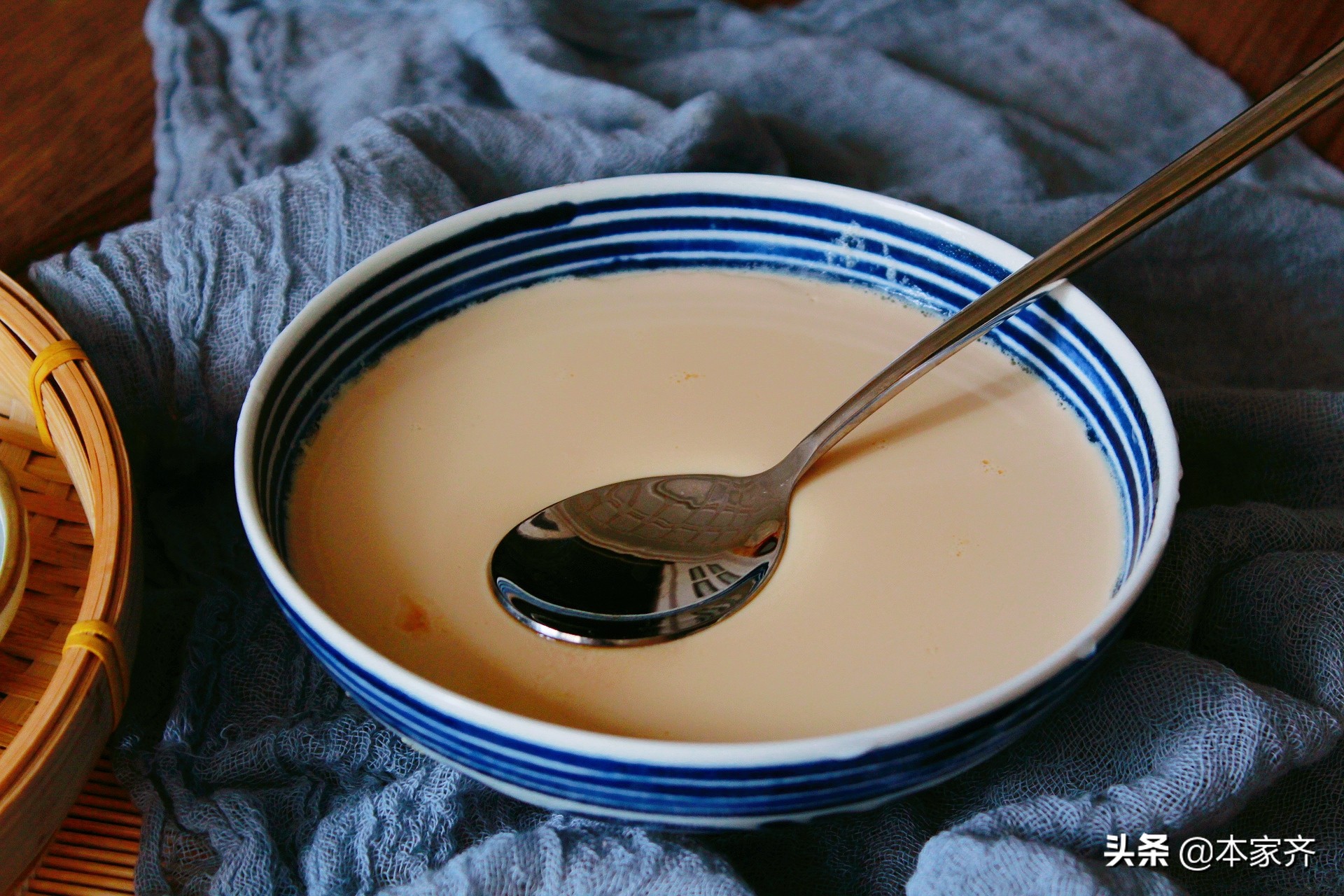 红糖姜撞奶，适合女人冬天吃的小甜品，香甜又暖胃，学会随吃随做