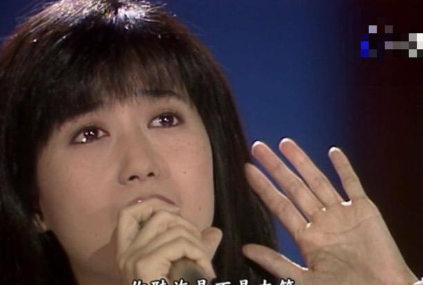 50岁孟庭苇罕晒近照，满头乌发肌肤白皙似少女，