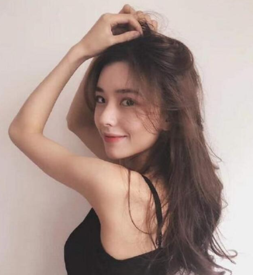 孙一宁借生日直播，不料网络太卡美颜滤镜失效，真实颜值差距大