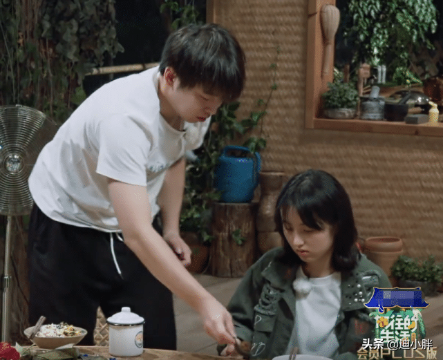 向往4 张子枫不好意思站起来加饭，彭昱畅的举动