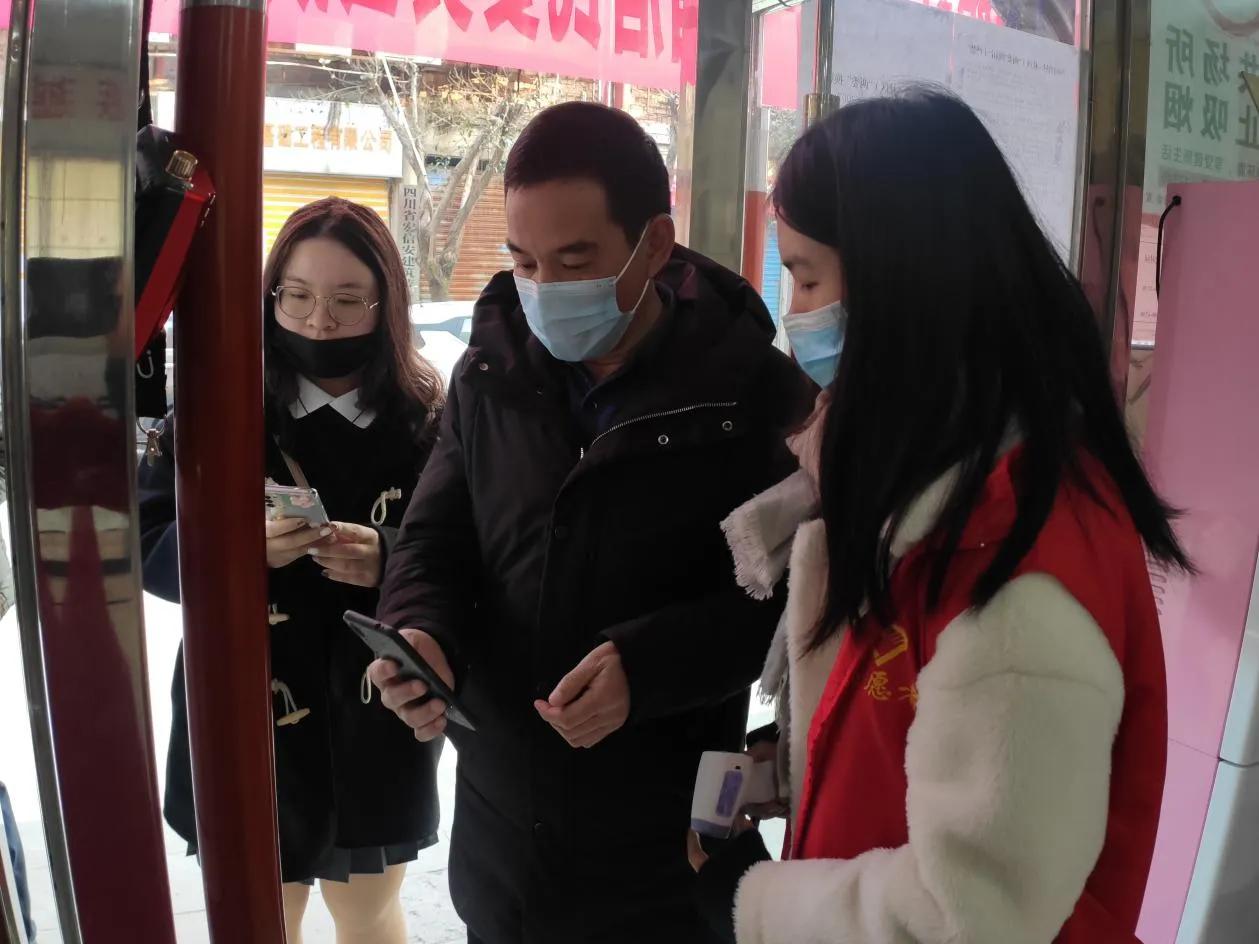 四川大英：不负韶华 不负青春---大学生志愿者参与疫情防控 彰显青春担当