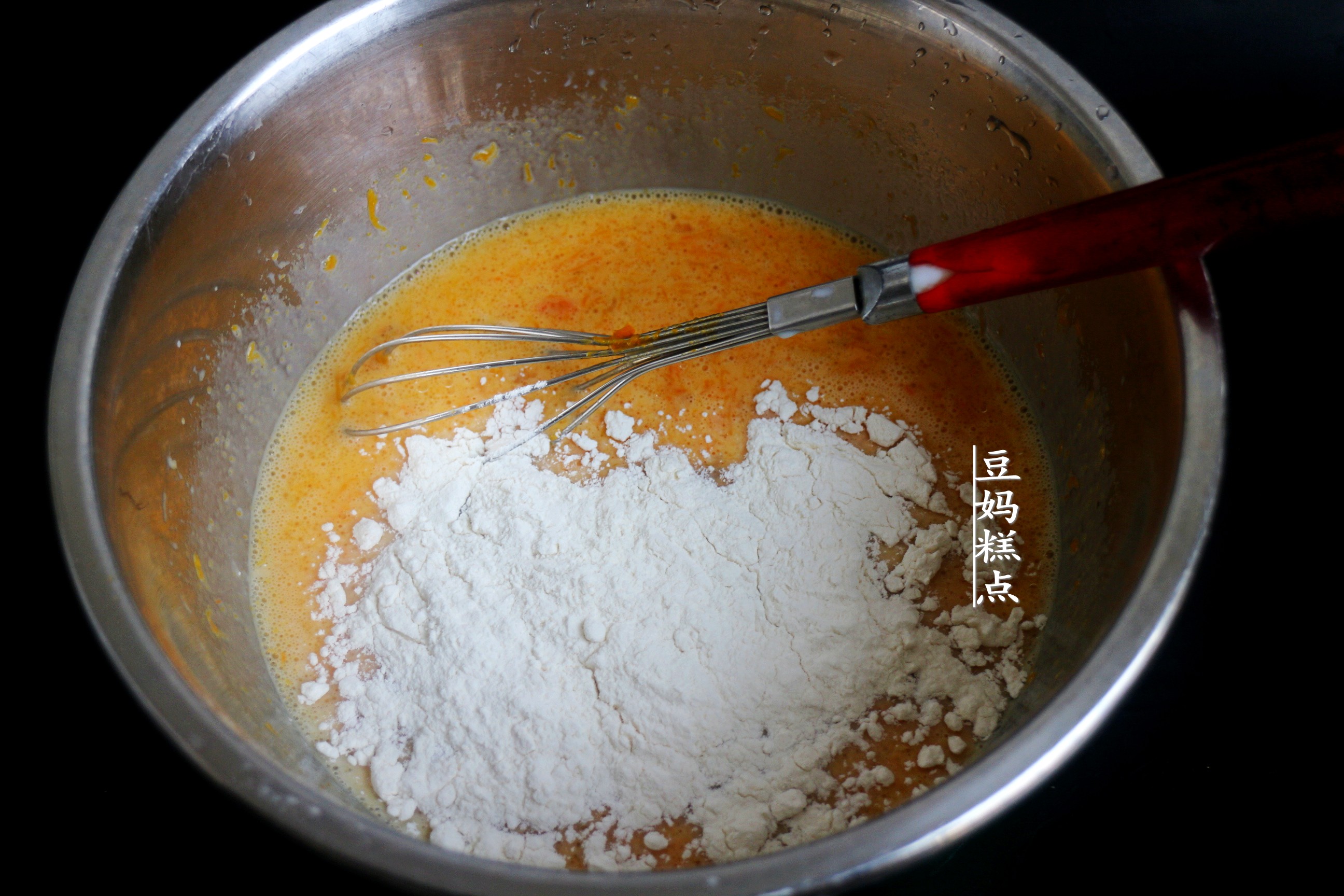 睡前5分鐘拌好麵糊即可，這款南瓜蛋糕，不用烤箱，口感柔嫩細膩