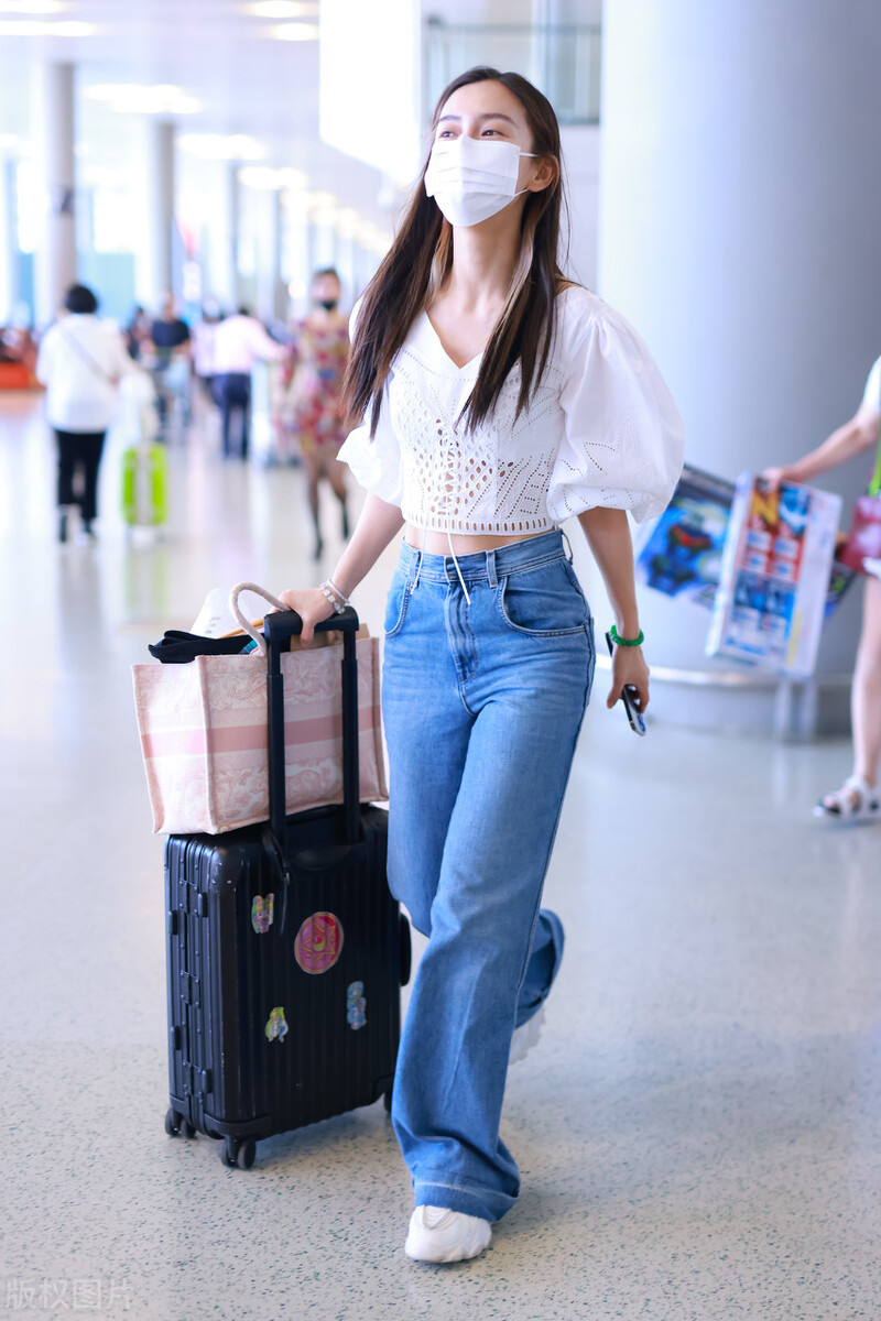 From Liu Wen to Angelababy, jeans with sneakers are the standard for ...