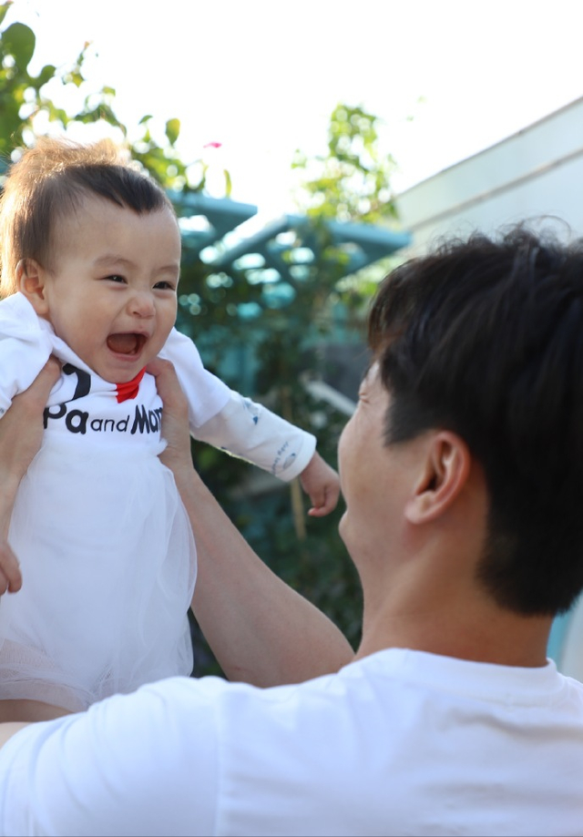 罗仲谦和杨怡内地拍摄3月赚8位数，回去女儿不认识妈妈，太心塞