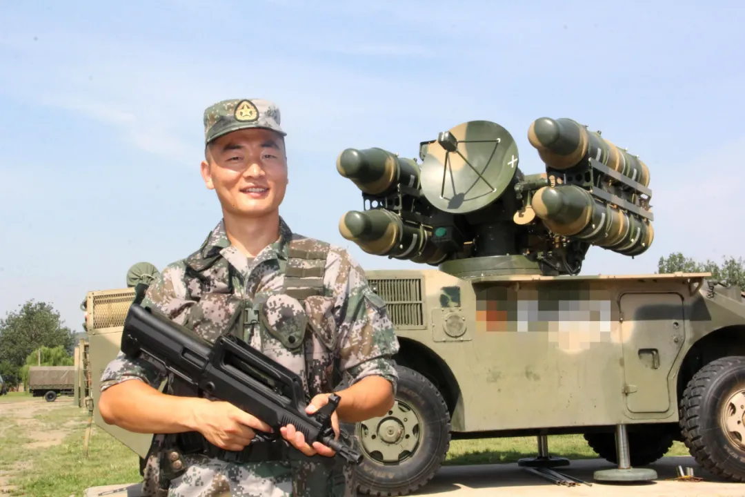 少女酒后跳海轻生，兵哥哥及时出手海中捞人