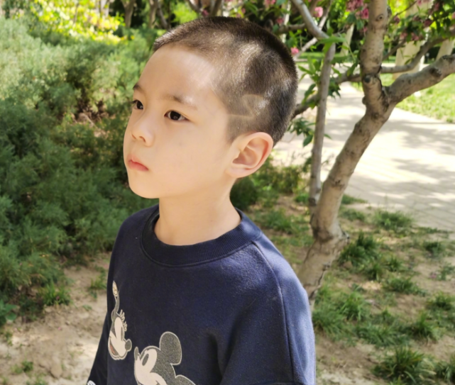 霍思燕杜江罕见外出，抽烟小细节尽展母爱，嗯