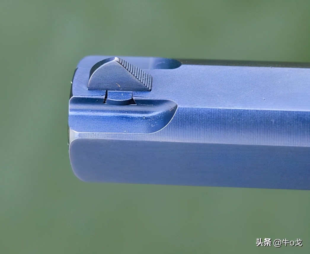 欣赏一支限量定制版的鲁格手枪