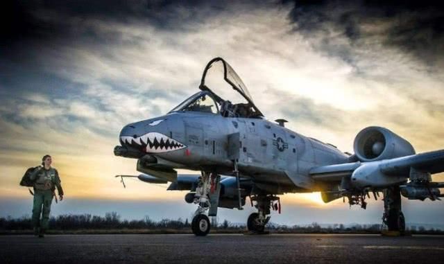 美国A-10“疣猪”攻击机，被打爆还能飞，专家：