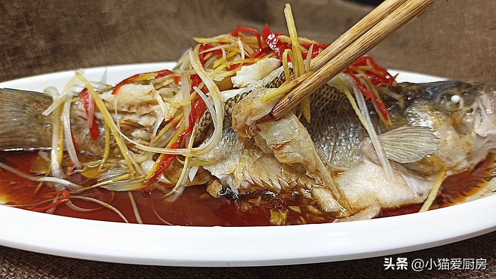 图片[3]-清蒸鲈鱼就爱这种做法 又快又简单 鱼肉鲜嫩细腻 年夜饭做来吃-起舞食谱网