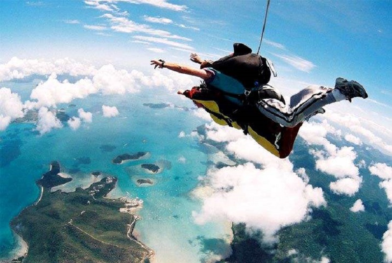 在空中遇到紧急情况，只能选择相信机组人员，