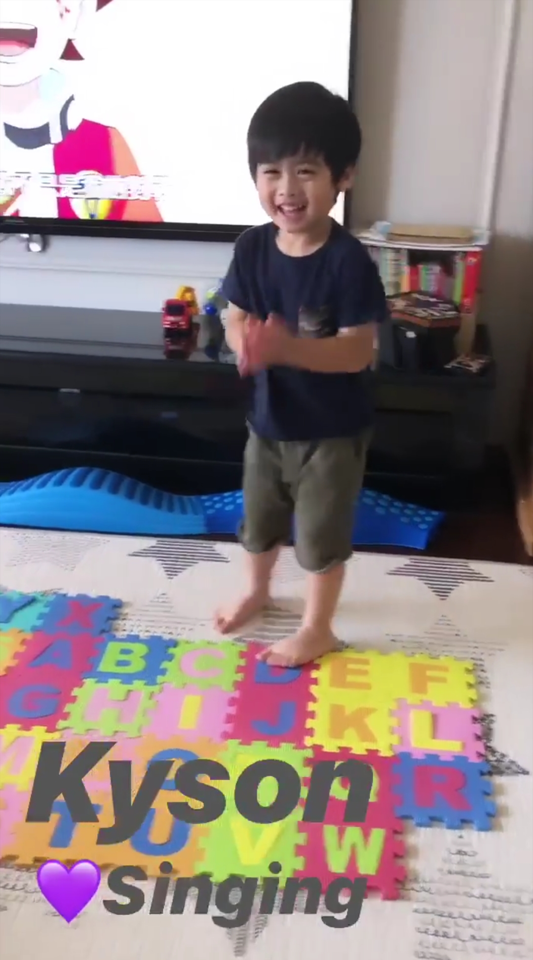 林志穎曬4歲雙胞胎兒子學漢字，雙子星寫複雜的繁體字，字跡工整