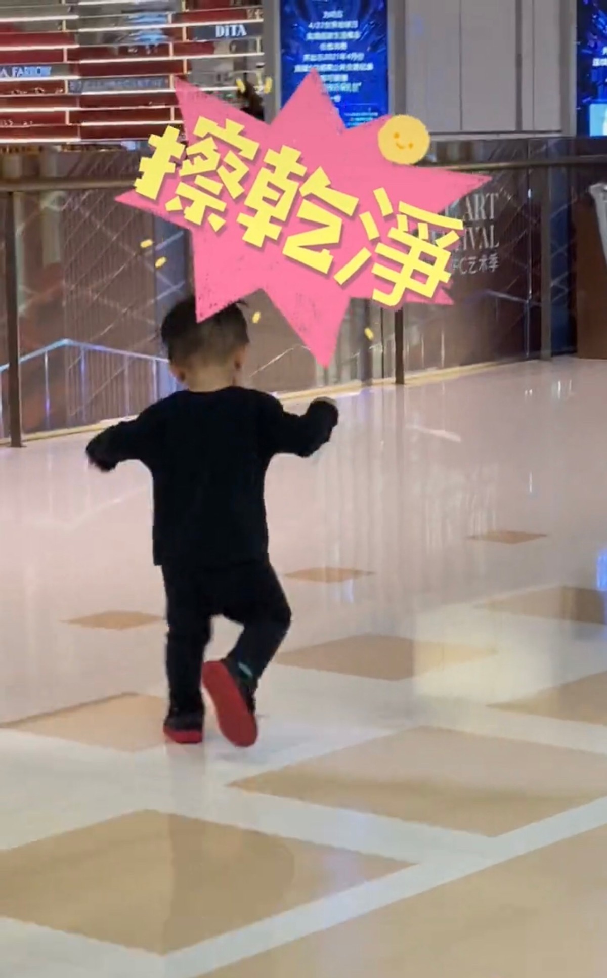 蔡少芬教兒子丟垃圾，小傢伙跪地擦地板超可愛，星二代一點不嬌氣