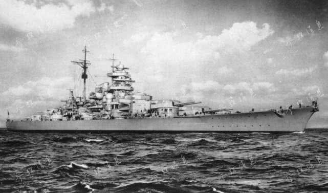 海底引爆2万吨核弹，登陆舰直接被气化，航母被