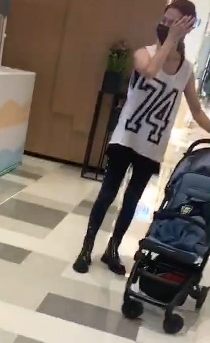 蔡少芬和张晋现身游乐园！两岁儿子正脸罕曝光，浓眉大眼五官精致