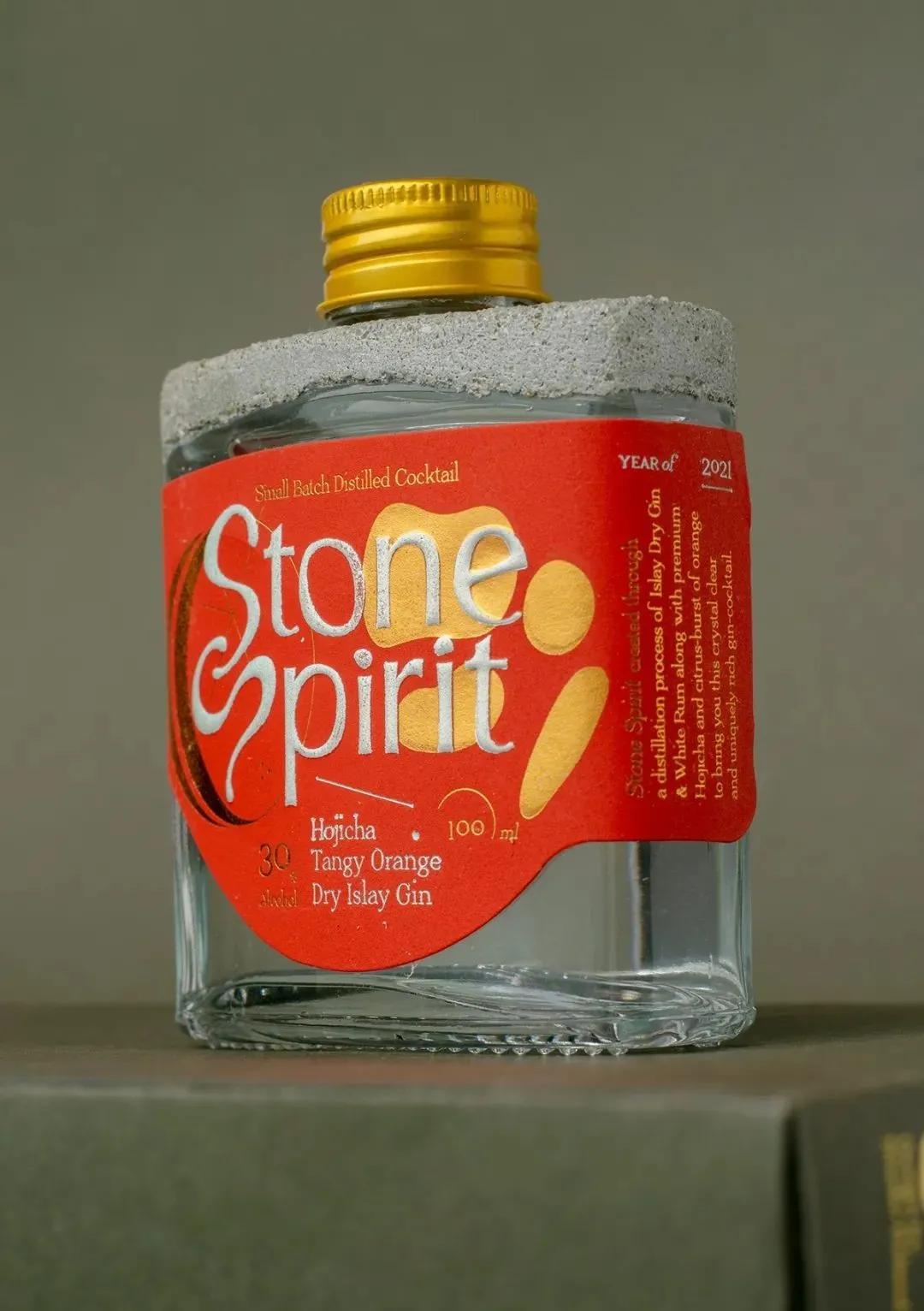 The combination of creative gin mixed with soil and glass material