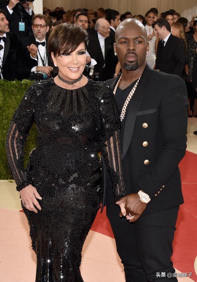 辣眼睛！64岁卡戴珊老妈晒接吻照，39岁黑人男友