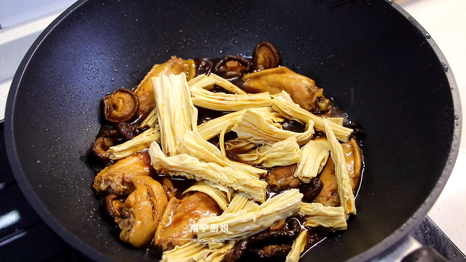 做红烧鸡翅，很多人下锅前就做错了，难怪做出来肉质发柴、腥味重