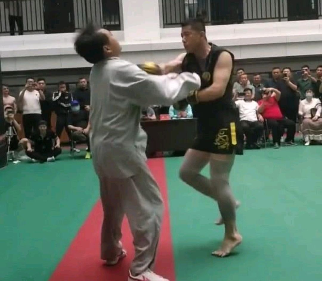 马保国鼻青脸肿还自夸，称自己点到为止，对方无武德偷袭69岁老人