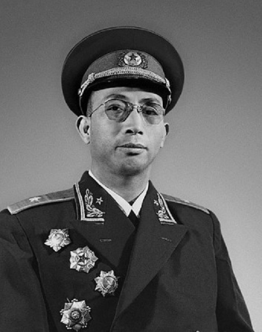 为报仇贫穷小子成开国少将，回乡后发妻跪地痛哭，恶霸被吓到自尽