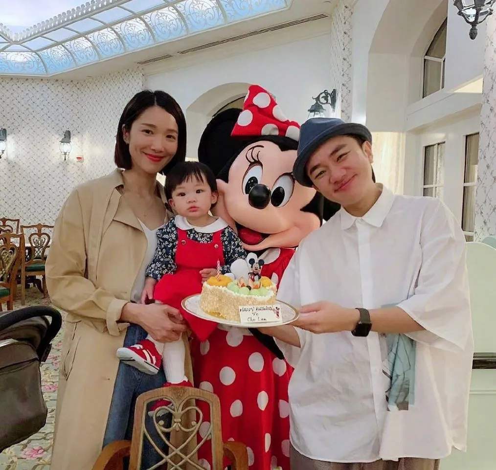 40岁王祖蓝二胎得女，三个女人一台戏，网友：矮个子男人疼老婆