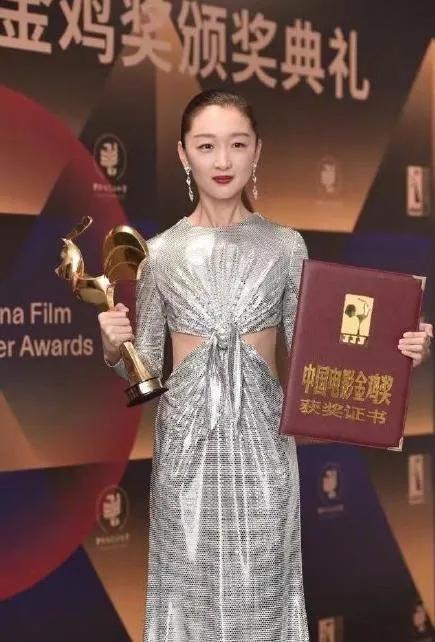 Female star red carpet look, Dongyu Zhou is the right time to wear it -  iMedia