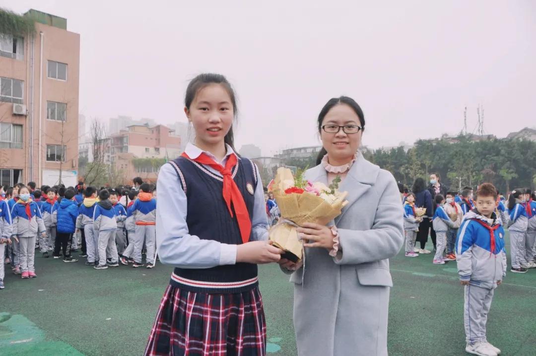 春风十里 不如有您——记成都高新区中和小学主题升旗仪式