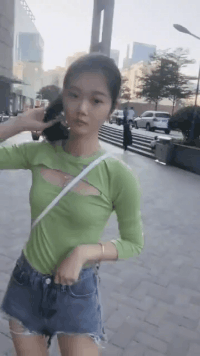 少女gif邪恶动态图：妹子我们第一次见面，别这样。。。