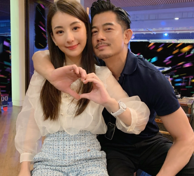 郭富城中秋节与妻女豪宅天台赏月，方媛和俩女儿穿旗袍太美了