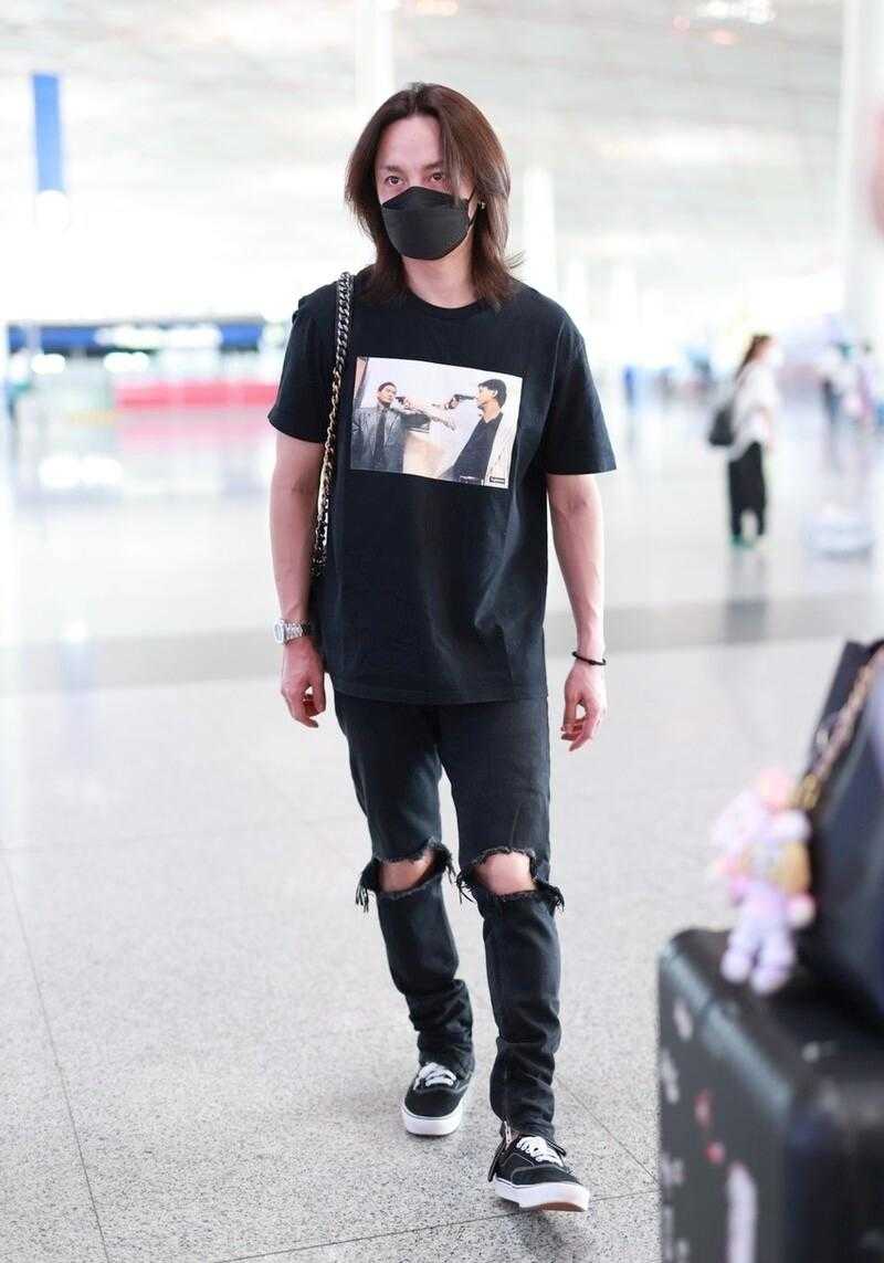 loose shirt and skinny jeans