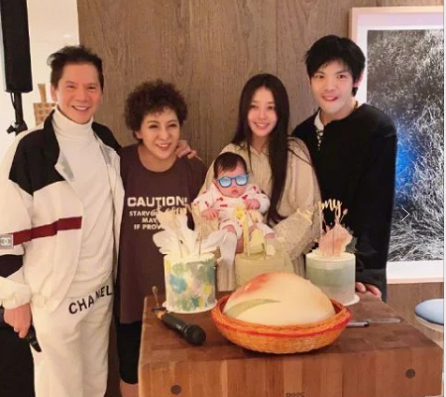 向佐晒照高调表白老婆！两人贴身相拥好甜蜜，穿情侣鞋互动太有爱