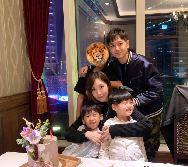 陳若儀帶兒子戶外嬉戲，雙子星越長越不像，一個隨媽一個像爸