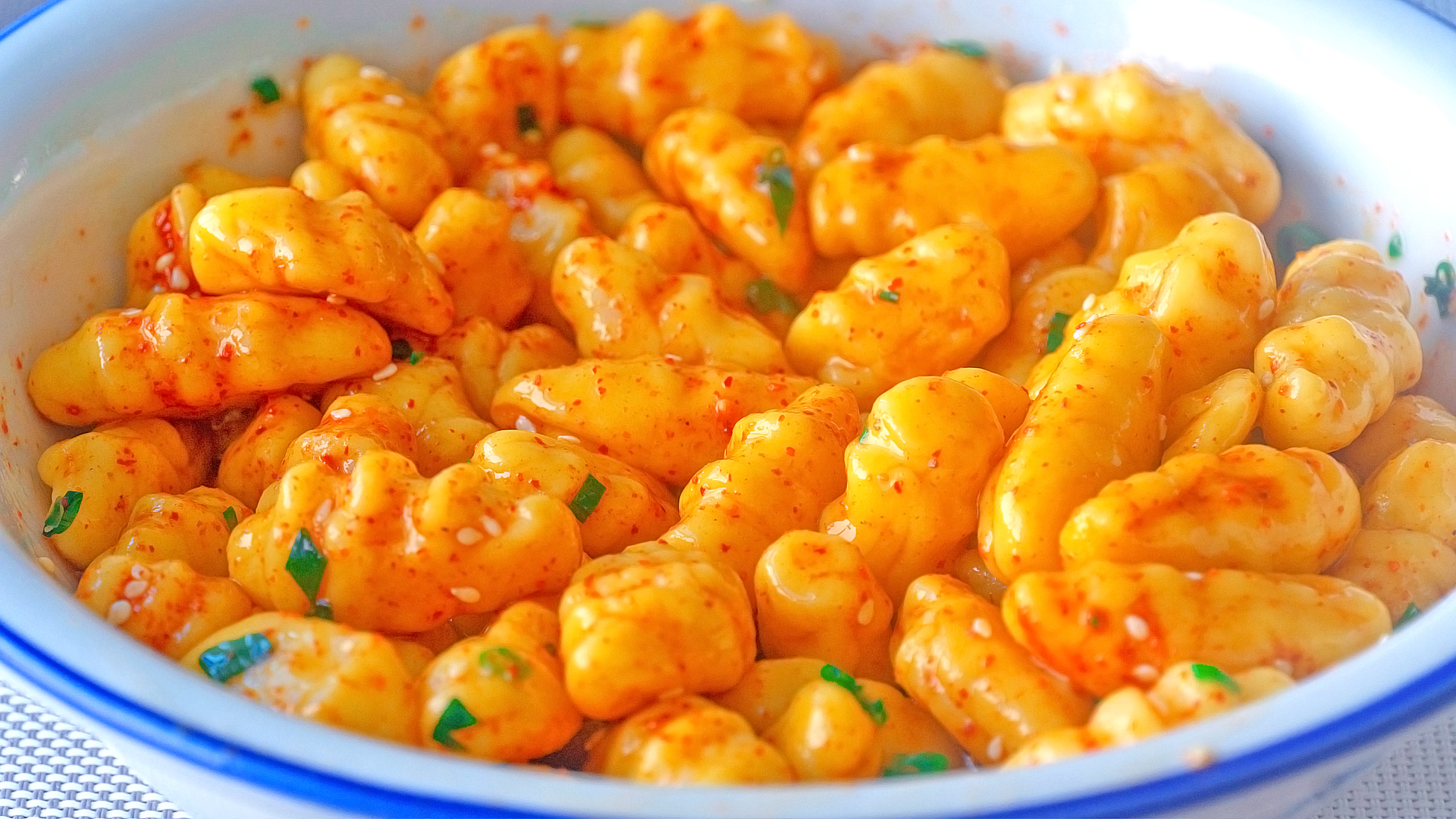 面粉里加几个鸡蛋，做出来的早餐又香又营养，全家都爱吃