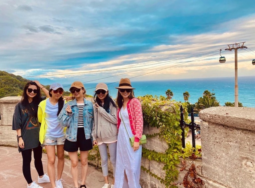 昆凌牵一双儿女看奶牛，弟弟身高快赶上姐姐，一家人穿扮超时髦