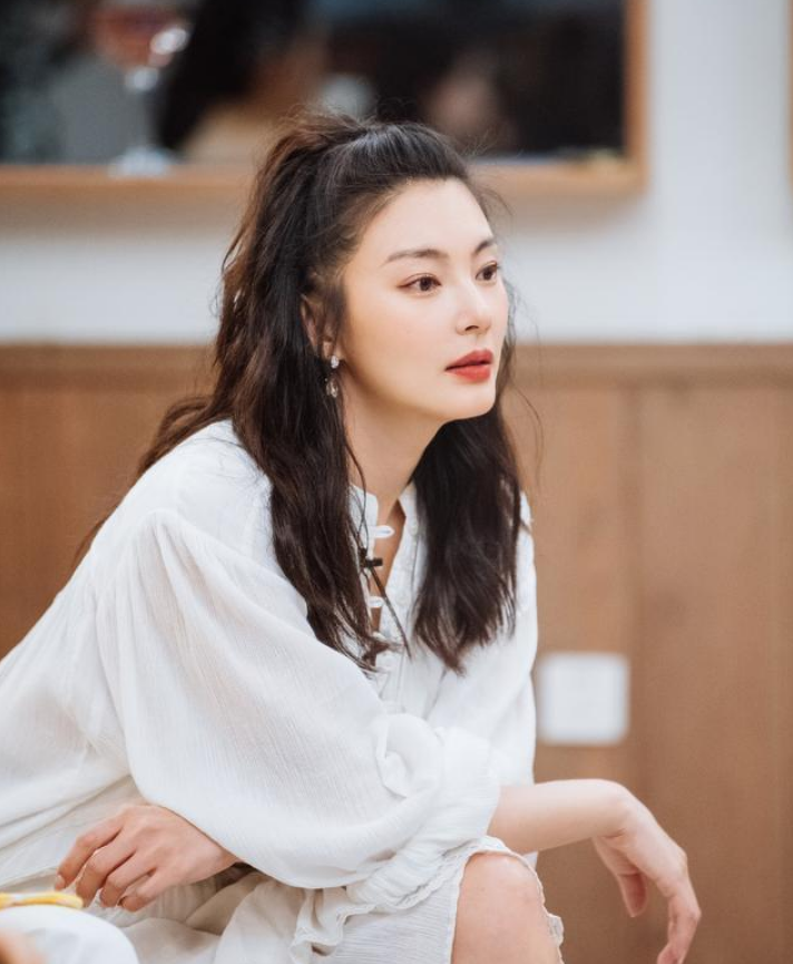 张雨绮真有自信，毛毛外套配艘“船”就出门了