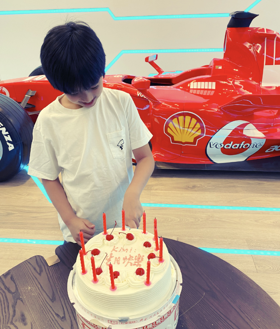 陈若仪带双胞胎儿子逛超市，双子星自己推车，帮妈妈提袋子超懂事