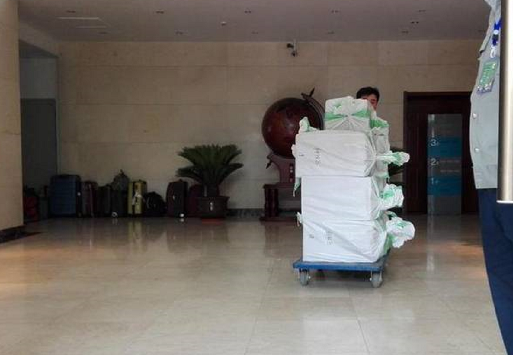 运钞只是使用霰弹枪，试卷却直接步枪押运，难